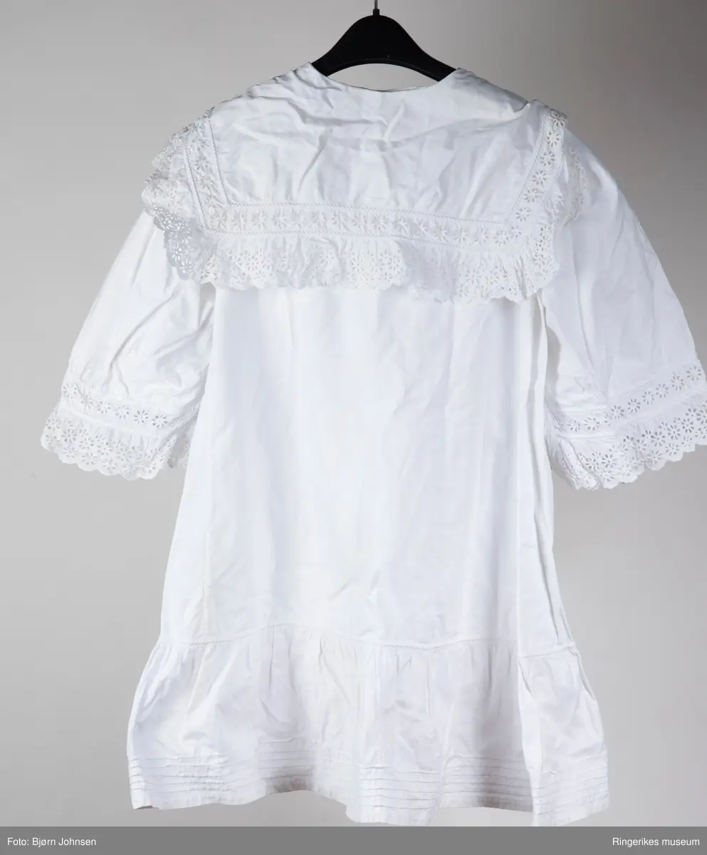 Åpne blomster med kronblader i brede border