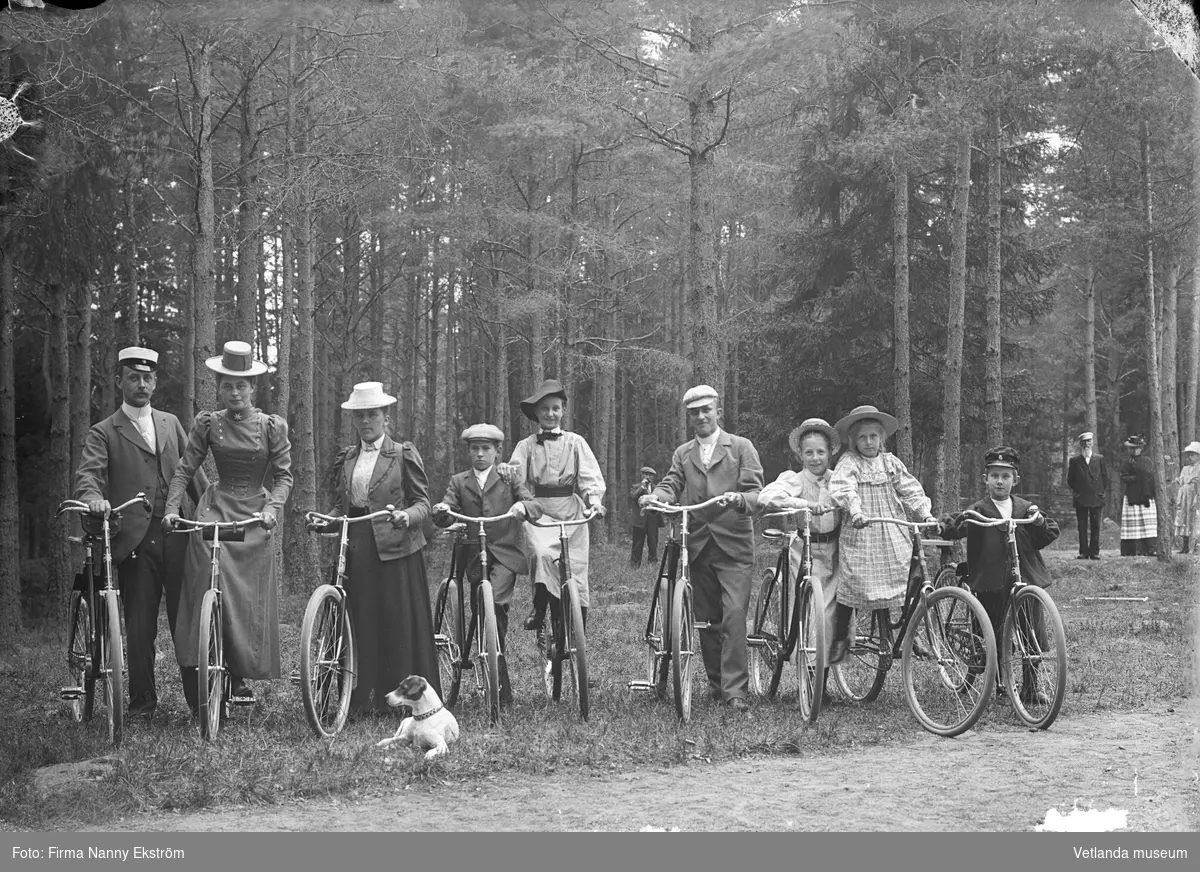 Cyklister på besök i Brunnen.