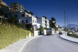 Vei og bebyggelse et sted i Syden.