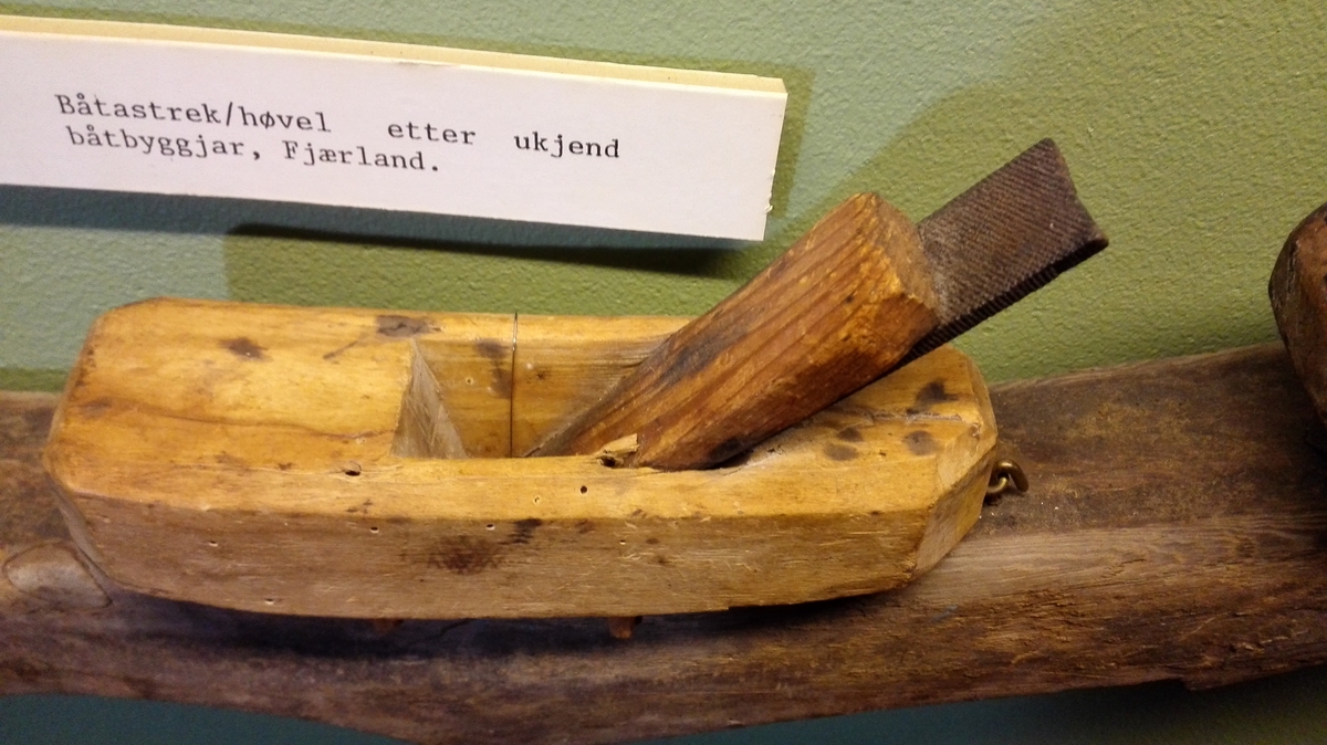 1 baatstrek,

Baatstrek i hövlfasong med buet bane. Tanden har vanlig gammel profil og er laget av en fil. Stokken av bjerk.

Kjöpt av Bent Johnsen Berge, Fjærland.