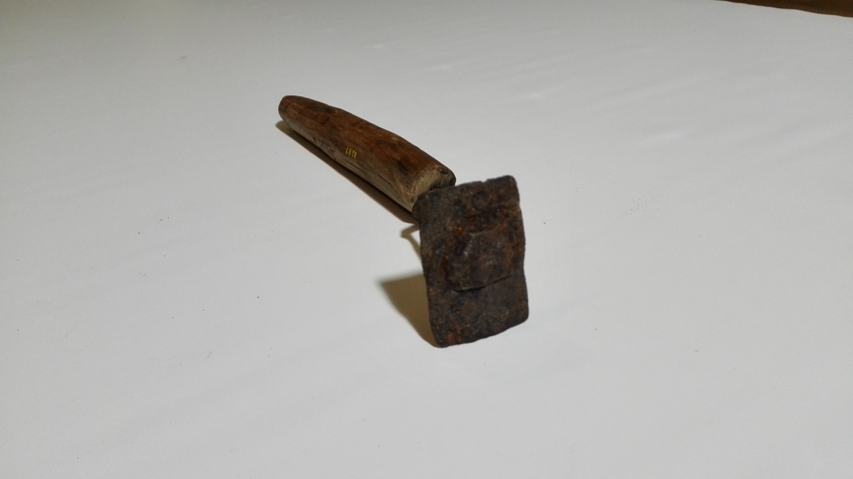 2 baatskraper (8287 - 88).

To baatskraper av jern med træskaft. Alm. type.

Gave fra husmand Ole M. Pladsen, Amble.