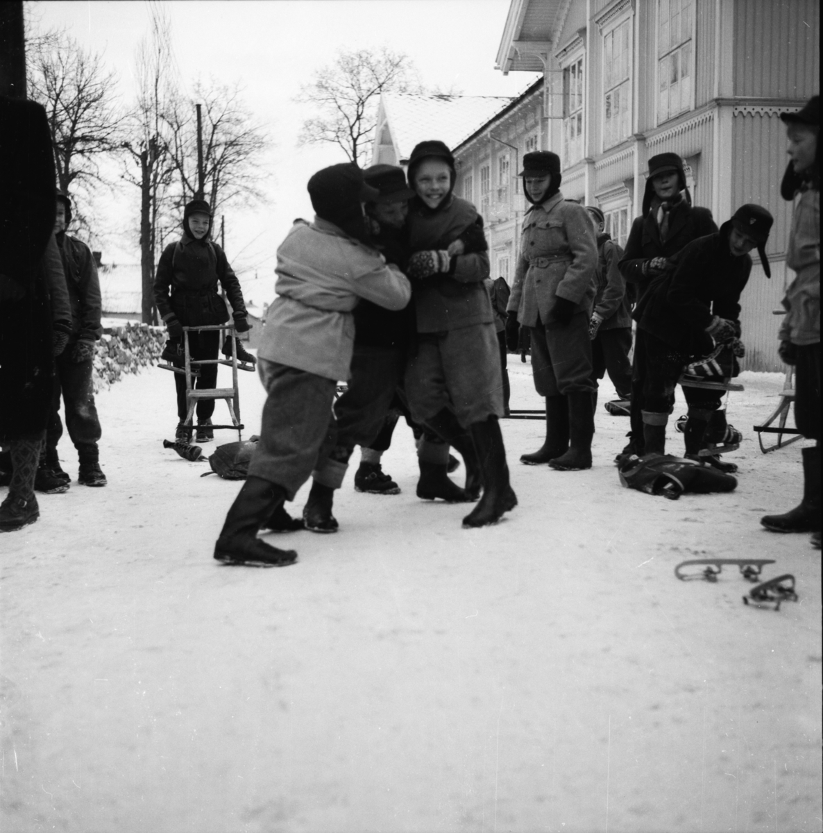 Vardens arkiv. "Barn som lekeslåss"  26.01.1954