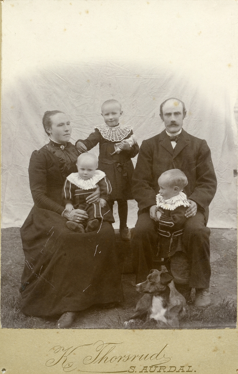 Familieportrett av Herman og Tonetta Leite med barna Olea, Arne og Trond.