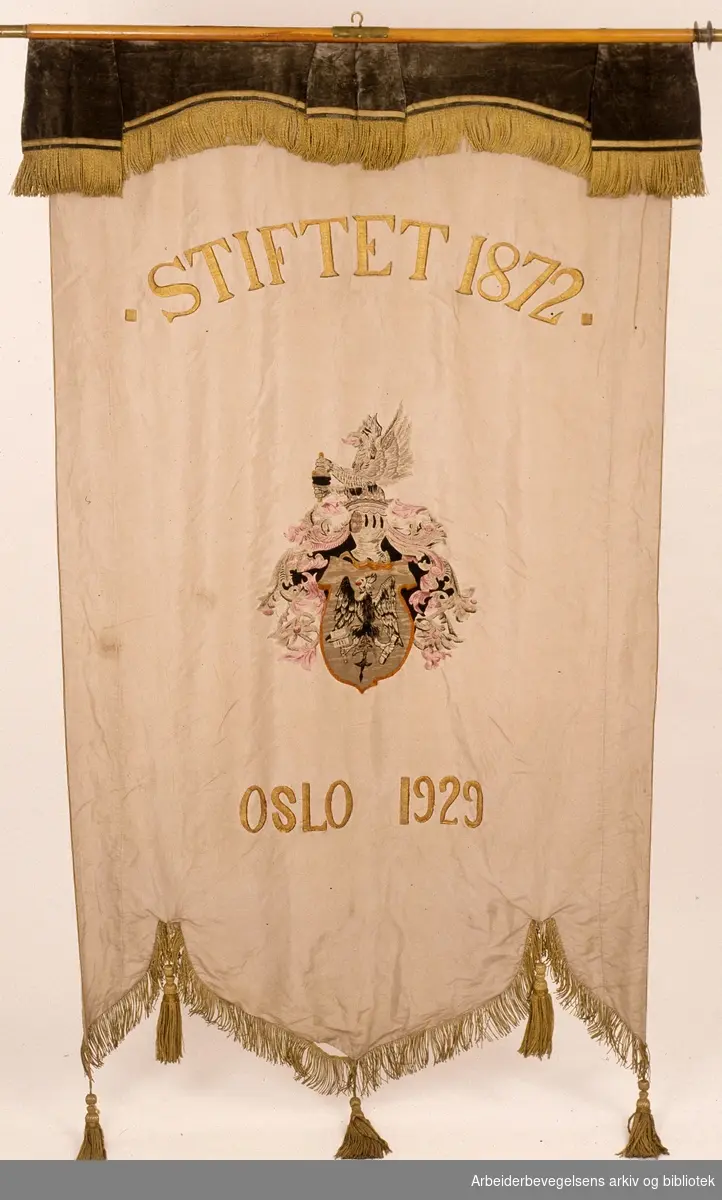 Den typografiske forening.Oslo typografiske forening .Stiftet 23. juli 1872..Bakside..Fanetekst: Stiftet 1872. Oslo 1929