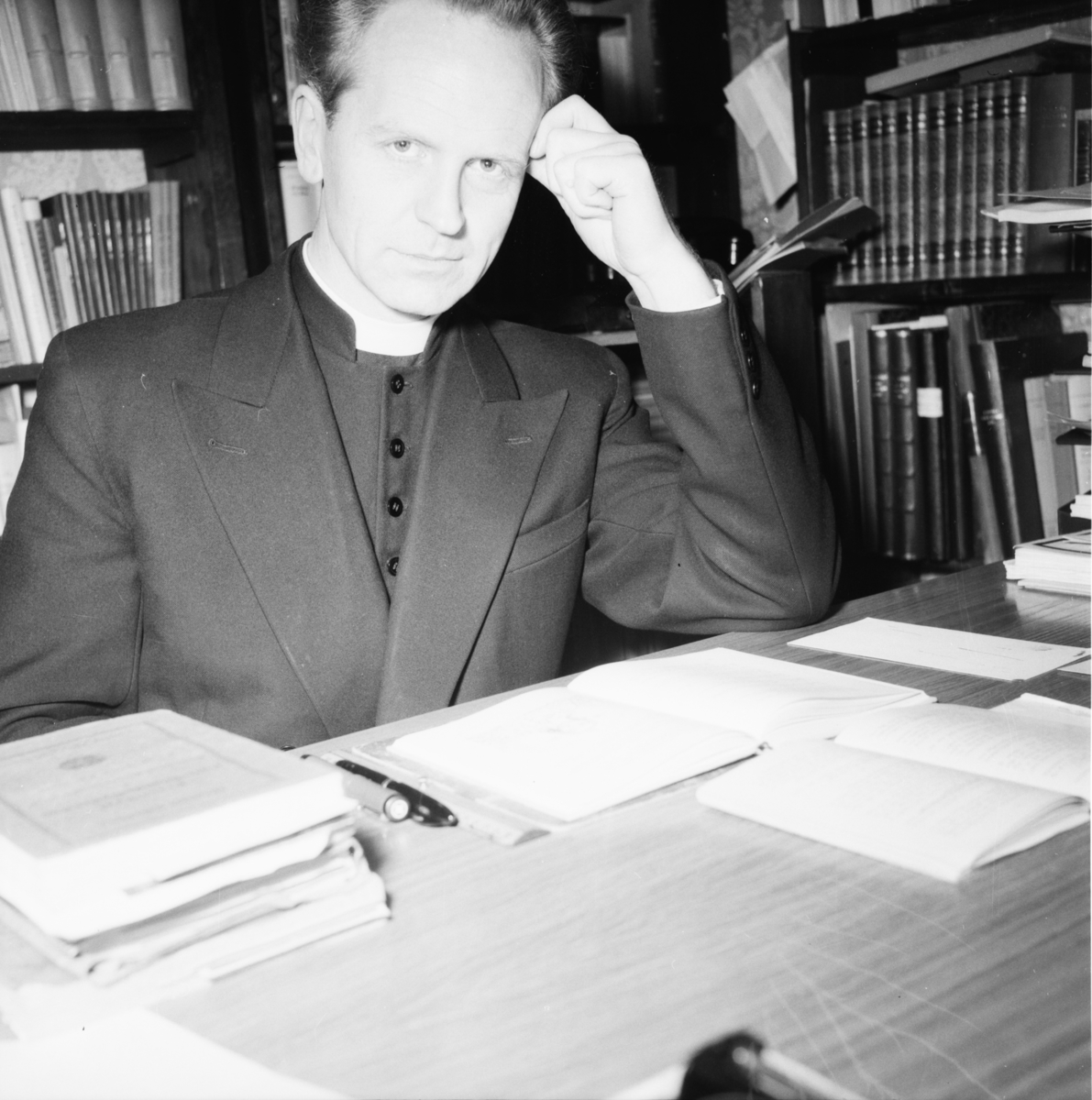Vardens arkiv. "Katolsk prest. Pater Duin"  22.01.1954