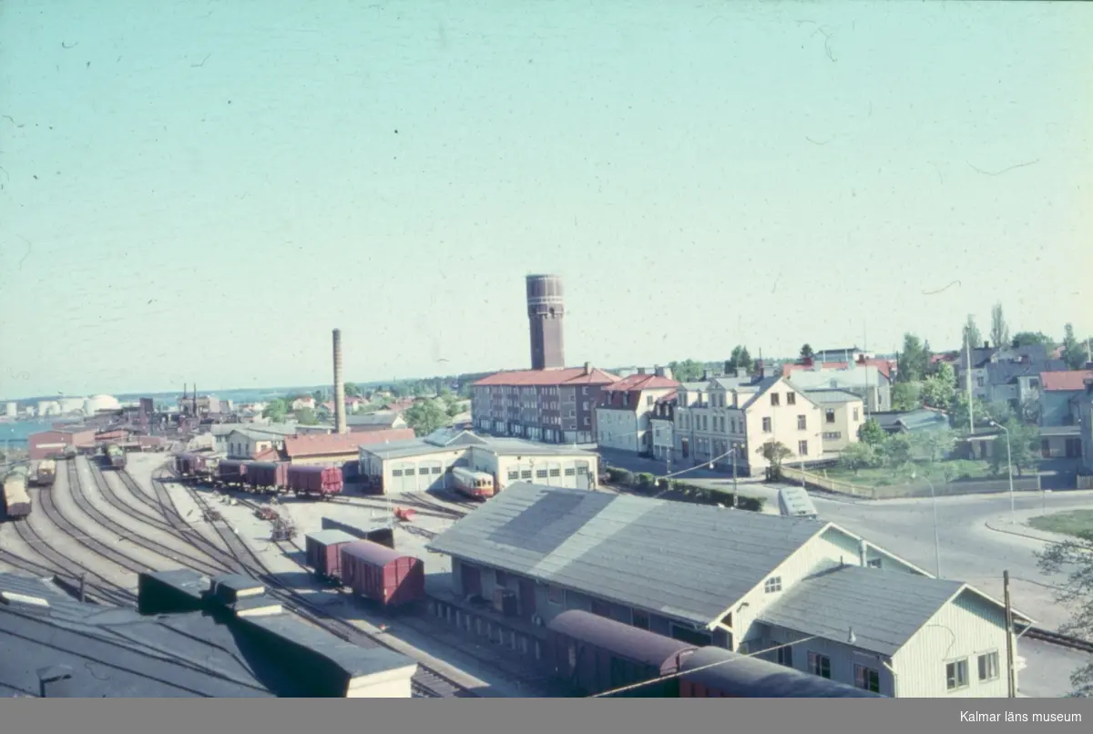 Vy från bangården i Västervik. Bakom denna syns Bangatan och Gamla vattentornet.