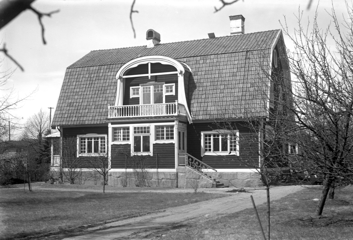 Bankdirektör Österbergs ännu kvarstående villa på Strand på ett foto från början av 1930-talet. Utförlig information om husets ägare m m finns i kommentarsfältet.