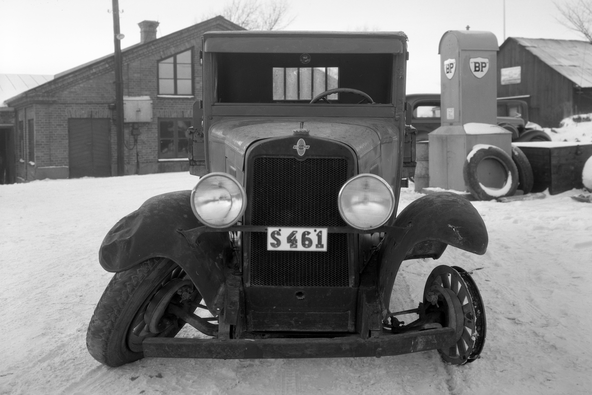 Här vare jobb för grabbarna hos Geijers verkstad. I BP-skåpet kunde man tanka bensin via en handpump ansluten till ett fat. Bilden från 1934. Utförlig info finns i kommentaren.