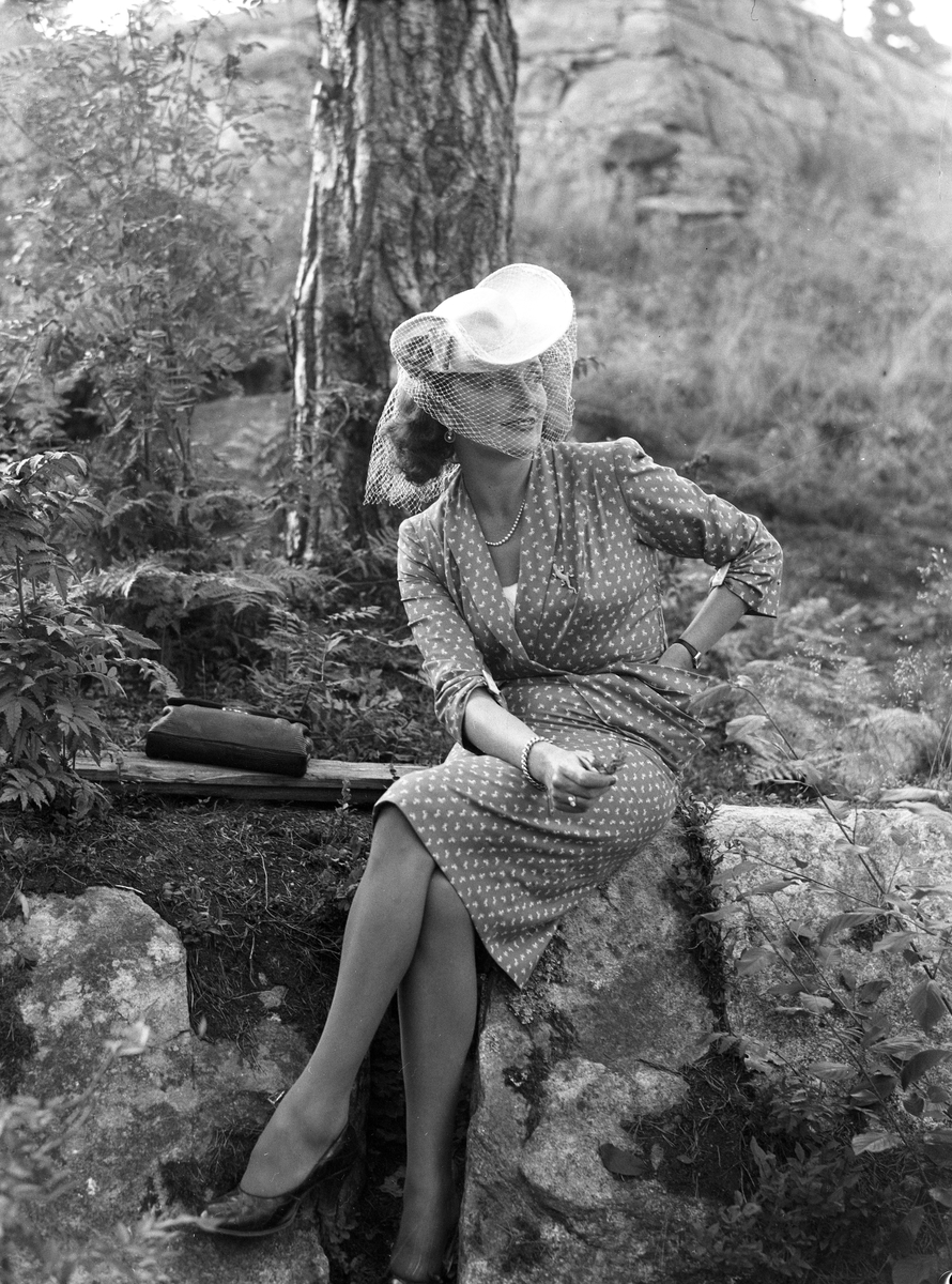 Filmjournalen arrangerar en amatörtävling i Mariebergsskogen med Ulla Billquist som prisutdelare år 1943.