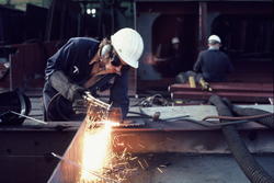 En mann hjelm sveiser.