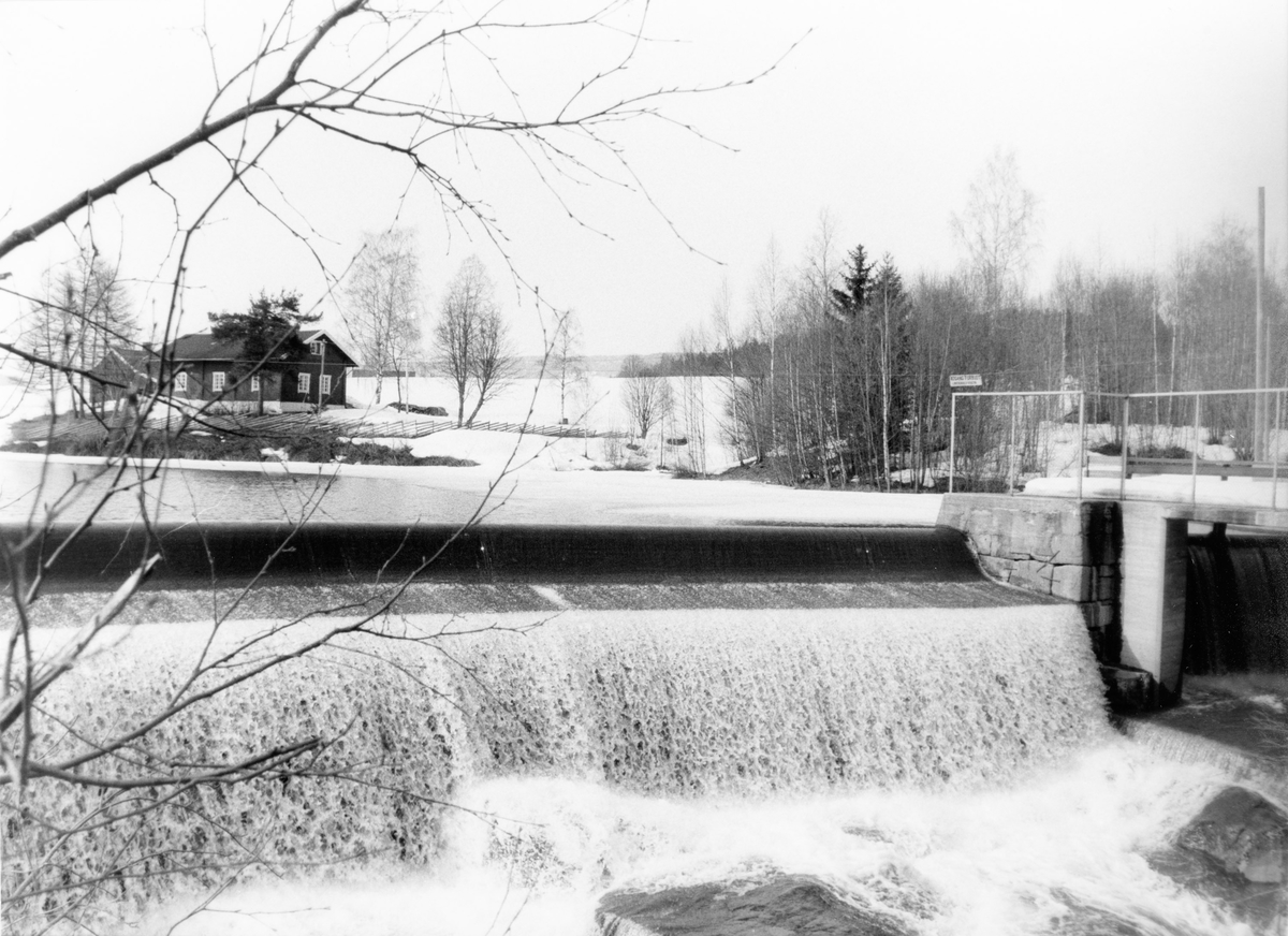 Vintermotiv fra Hakadal verk, med Verksdammen og fossen, sett fra Greveveien.