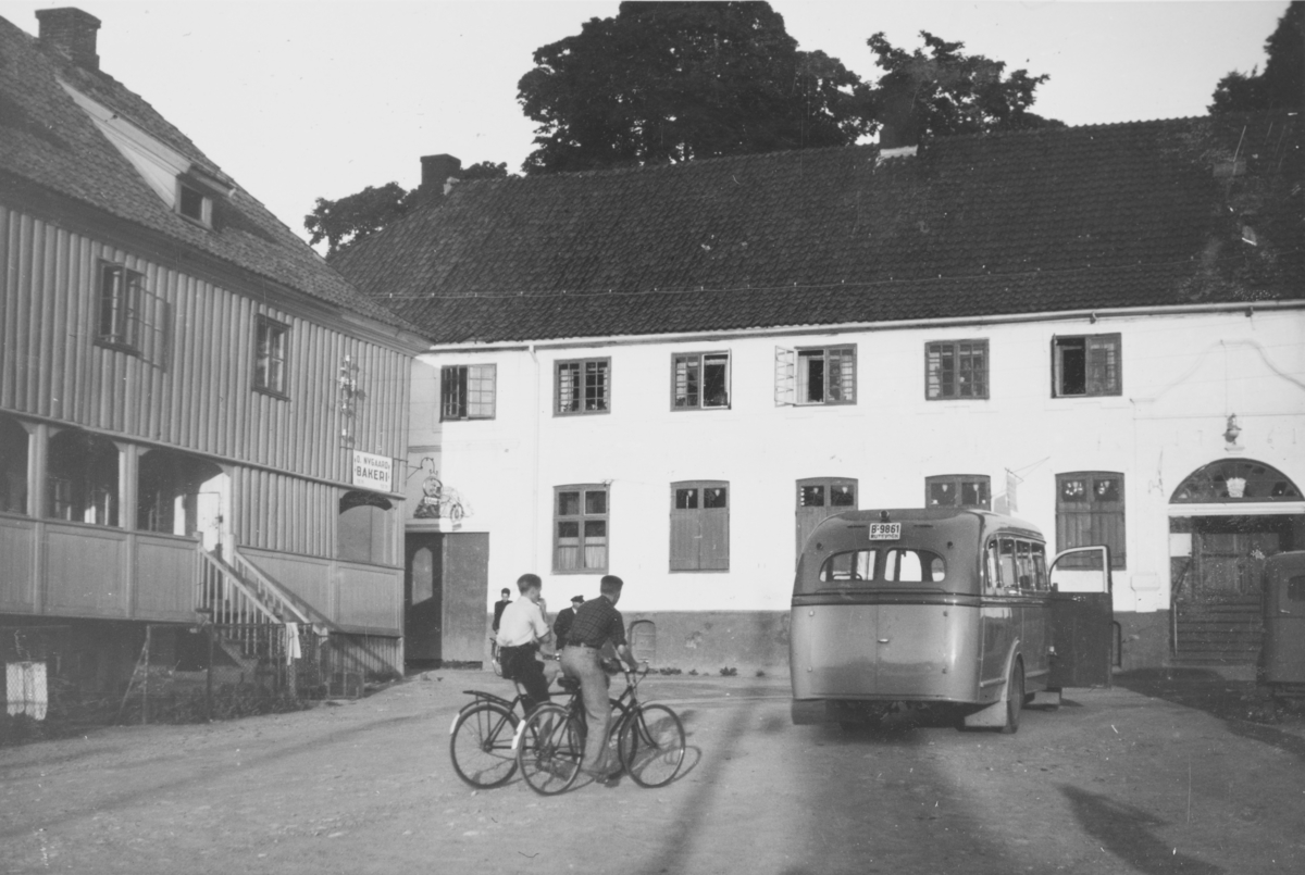Son torg. D. Nygaard bakeri i bygningen til venstre. Buss med kjennemerke B 9861 til høyre.