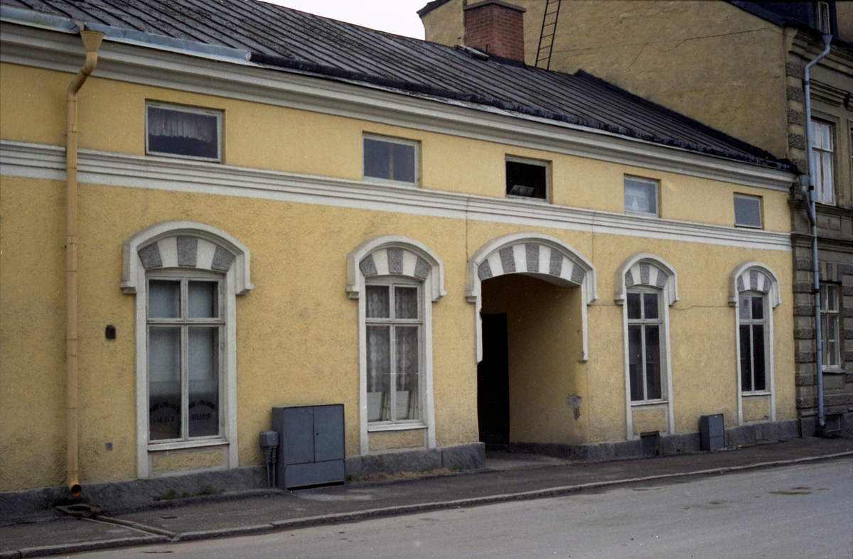 Bildsvit tagen v&aring;rvintern 1972 i Arvika. K&ouml;pmangatan 4.