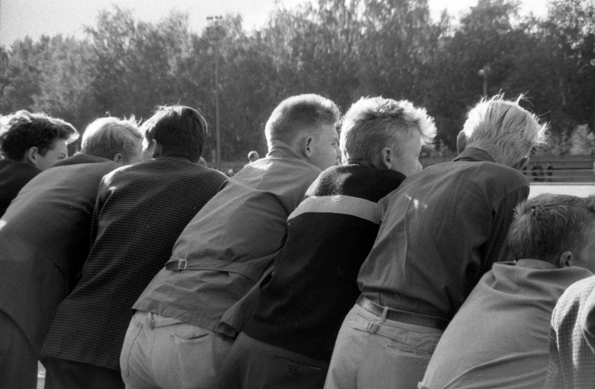 På fotografisk vandring med Bertil Ludvigsson i 1960-talet. Kommentera gärna om du vet något om bilden.