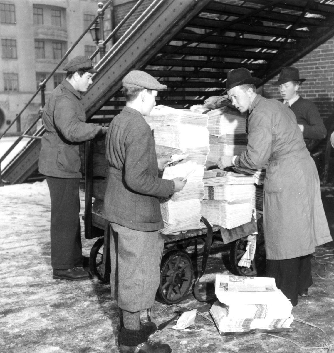 Tidningsbud under gångbron vid centralen runt 1950.
