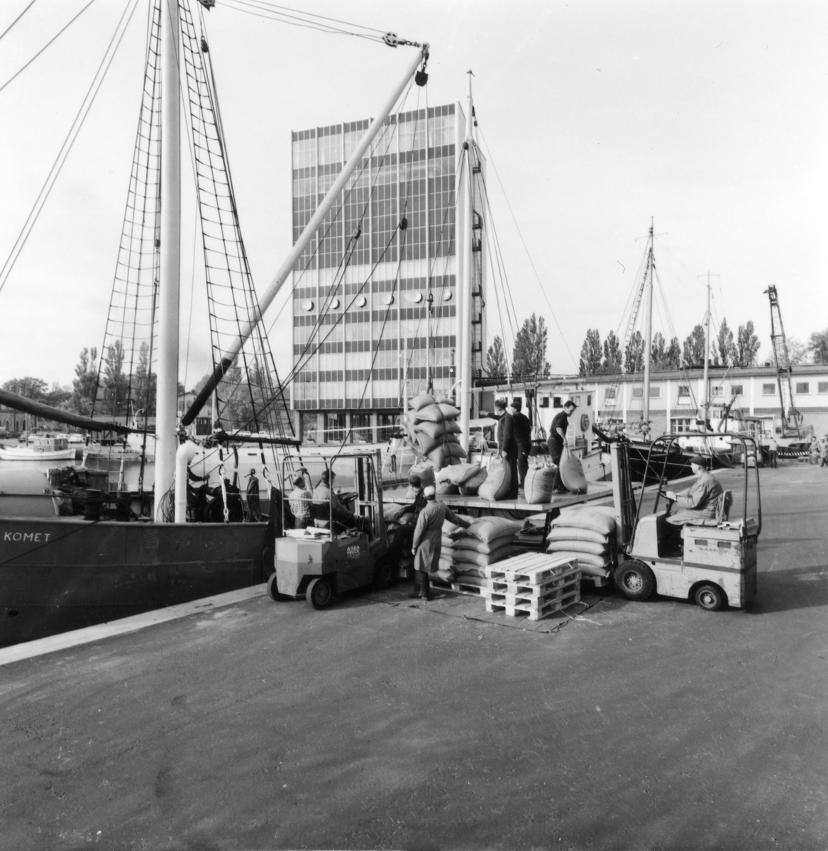 Bild från Löfbergs kafferosteri tagen 1964 eller 1965.