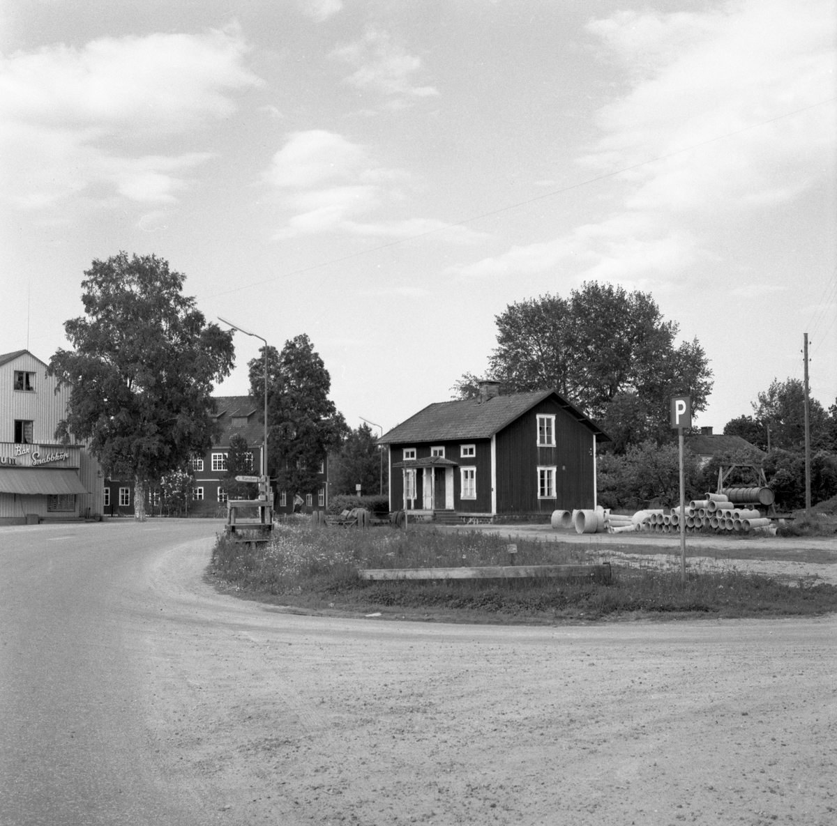 Någonstans i Värmland - från slutet av 1950-talet. Munkeruds gamla skola och den nyare i bakgrunden.