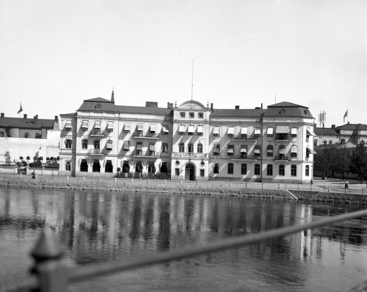 Stadshotellet, några år efter den omfattande ny- och ombyggnaden, på ett foto från 1909.
