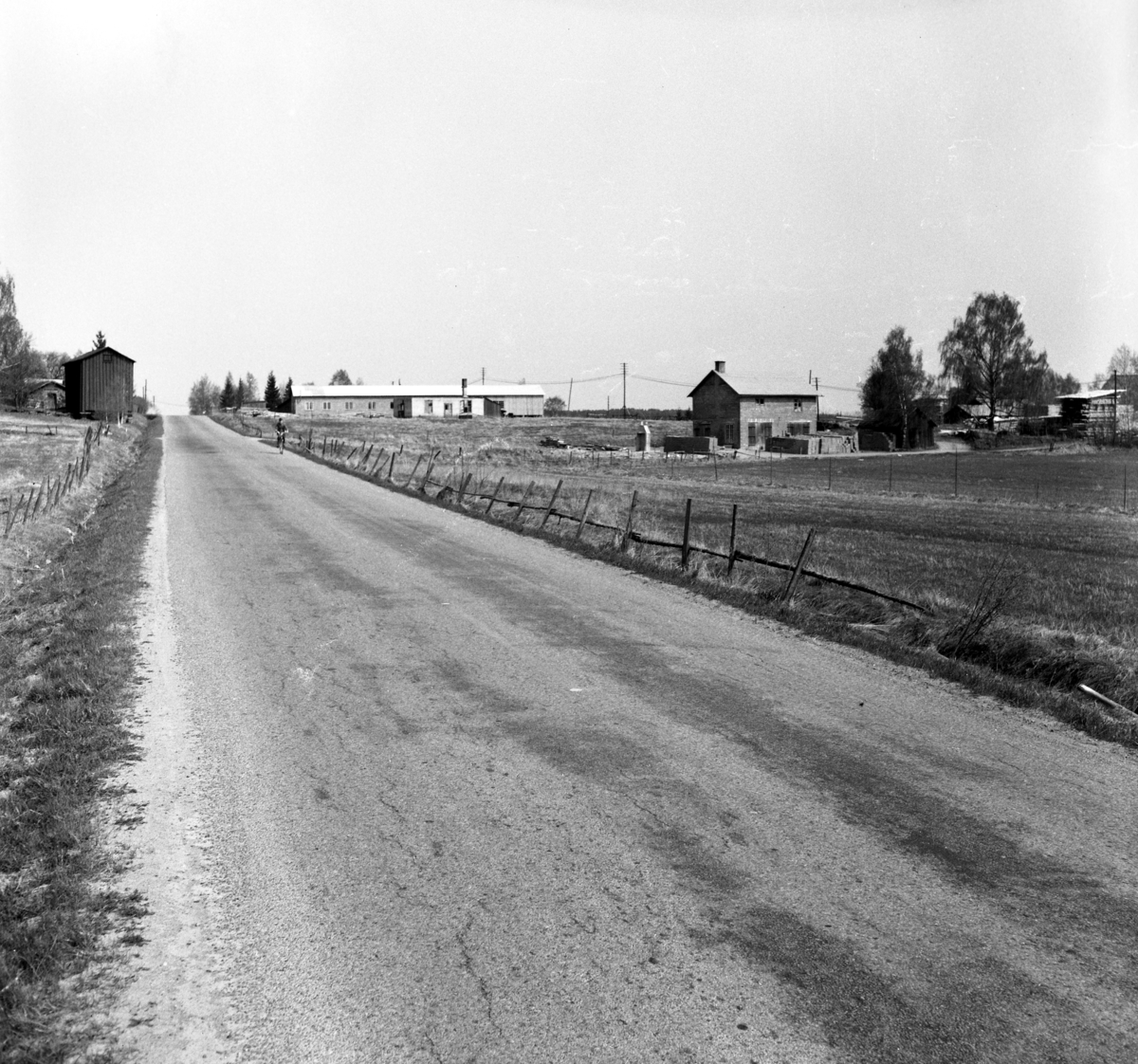 Någonstans i Värmland - från slutet av 1950-talet: Forshaga.
Byggnaden i bakgrunden till vänster om vägen är Grosssbolsmagasinet som numera återfinns på hembygdsgårtden Bråtarna.