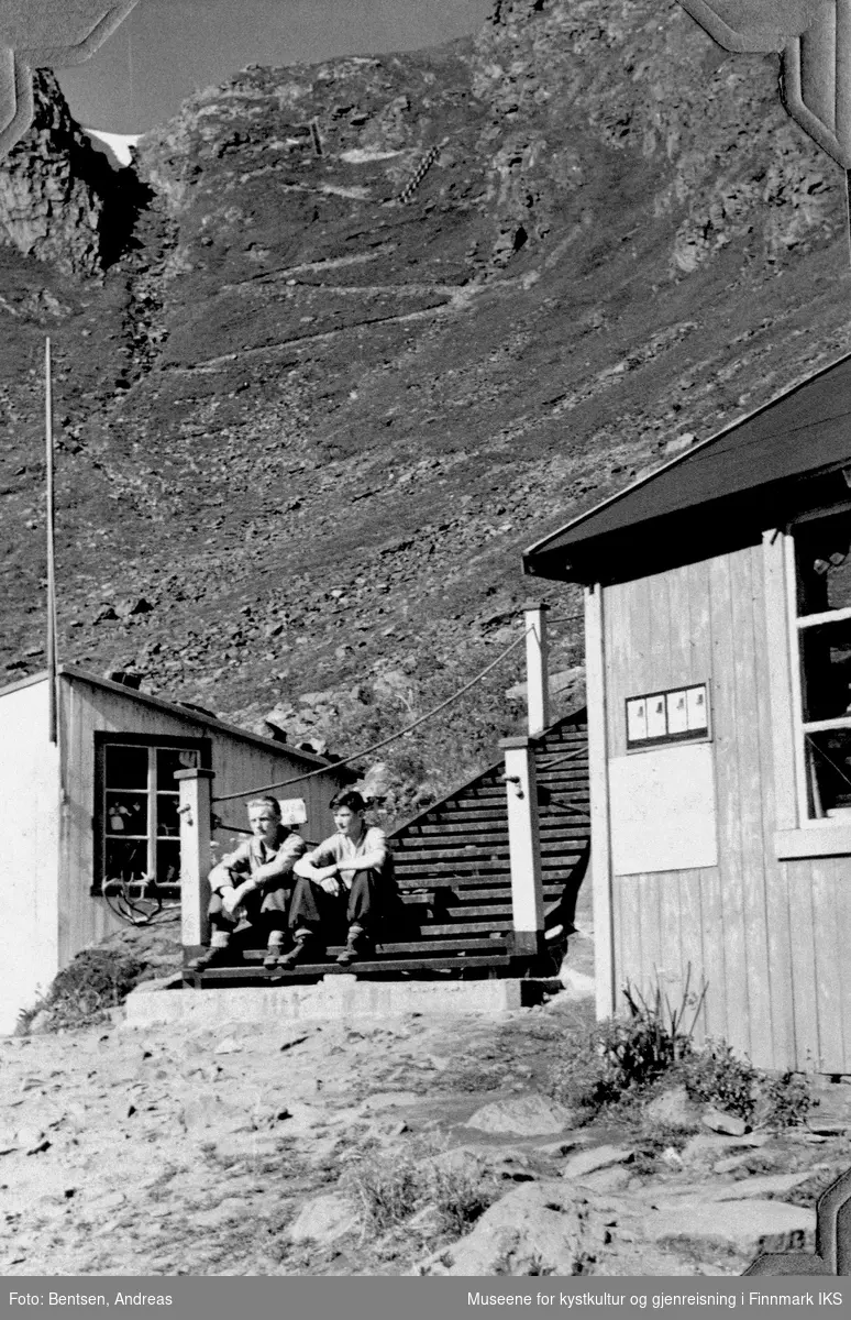 Hornvika med deler av bebyggelsen. I bakgrunnen sikk-sakk-veien til Nordkapp. 1934-41.
