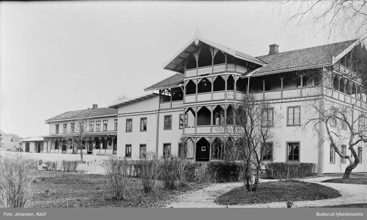 Glatved Hotel på Bilthuggertangen 
Opprinnelig bygget med masardtak, ble ombygget i 1872 til sveiserstil. Hotellet ble internasjonalt kjent. Brant i 1941