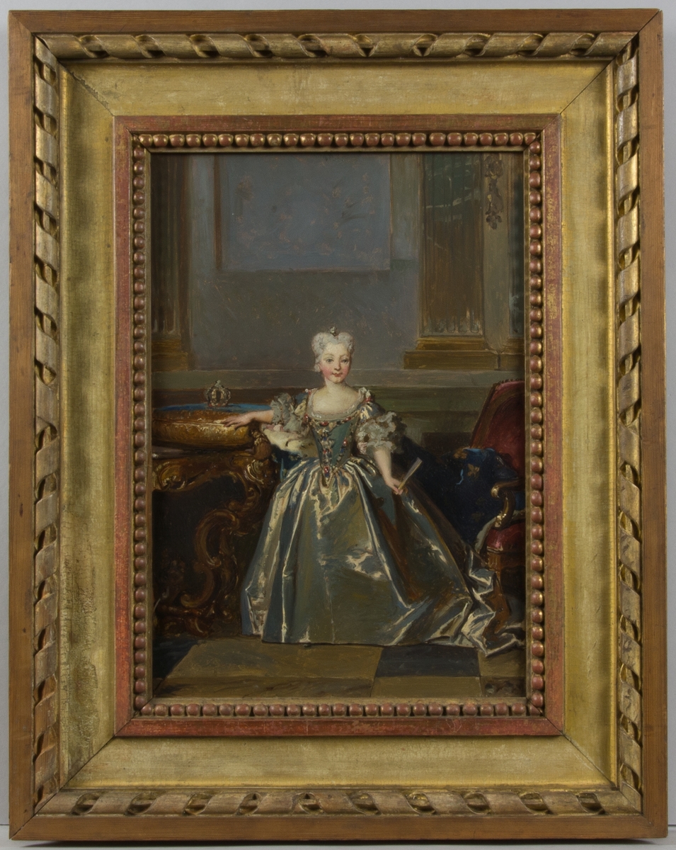Porträtt i helfigur av infantan Anna Victoria klädd i lång gråblå sidenklänning. Arktektonisk bakgrund.