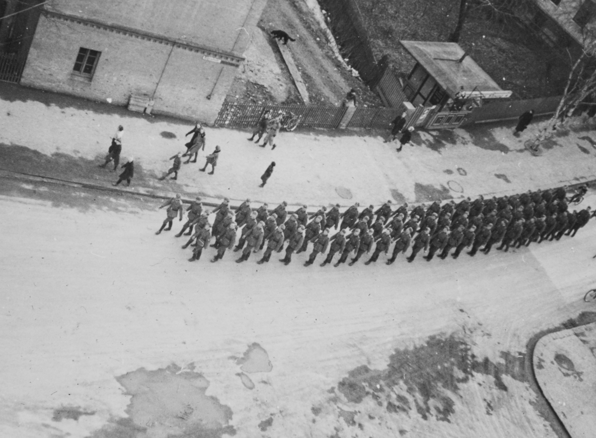 Tyske tropper marsjerer på Majorstuen.