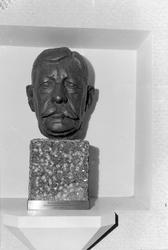 Overrekkelse av byste, laget av Gunnar Janson,  av statsarki