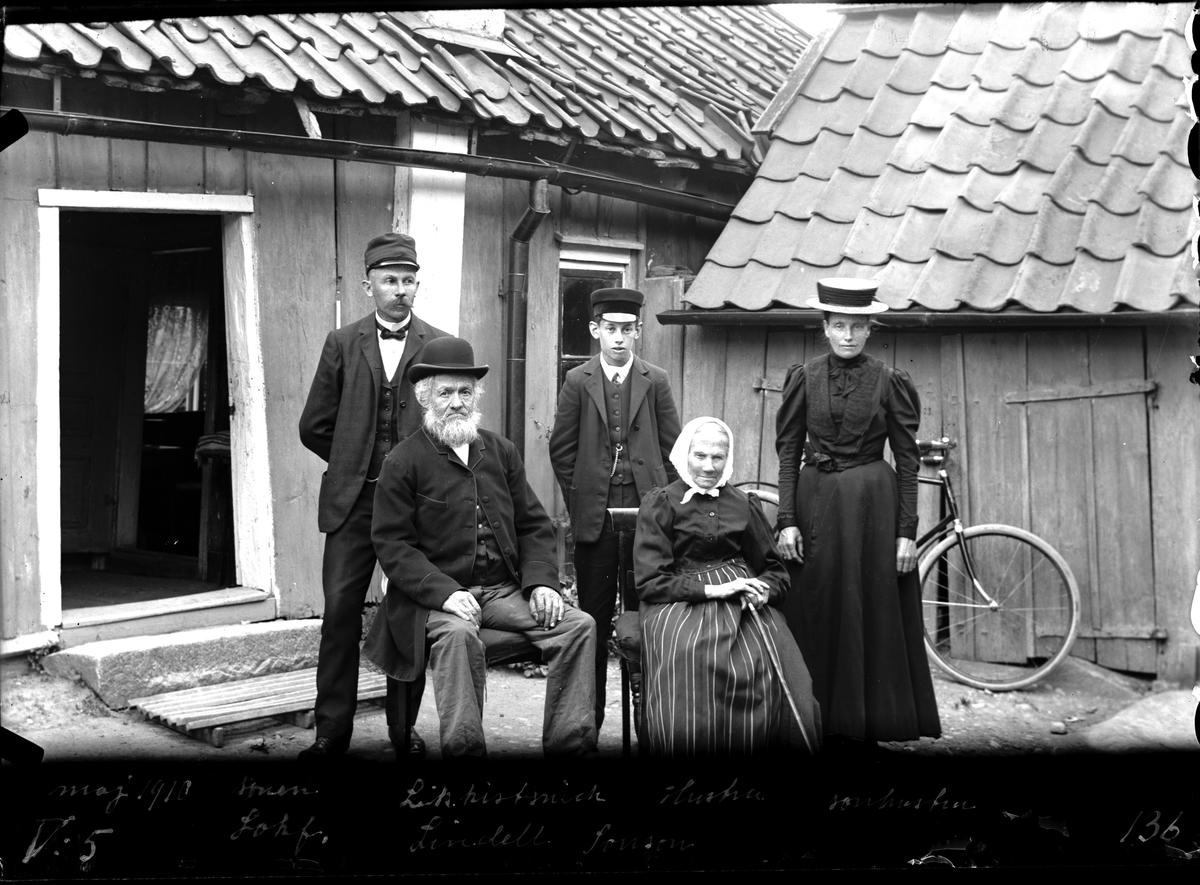 Likkistmakare Lindell med hustru, son och sonsonen 1910.
Fotograf E Sörman.