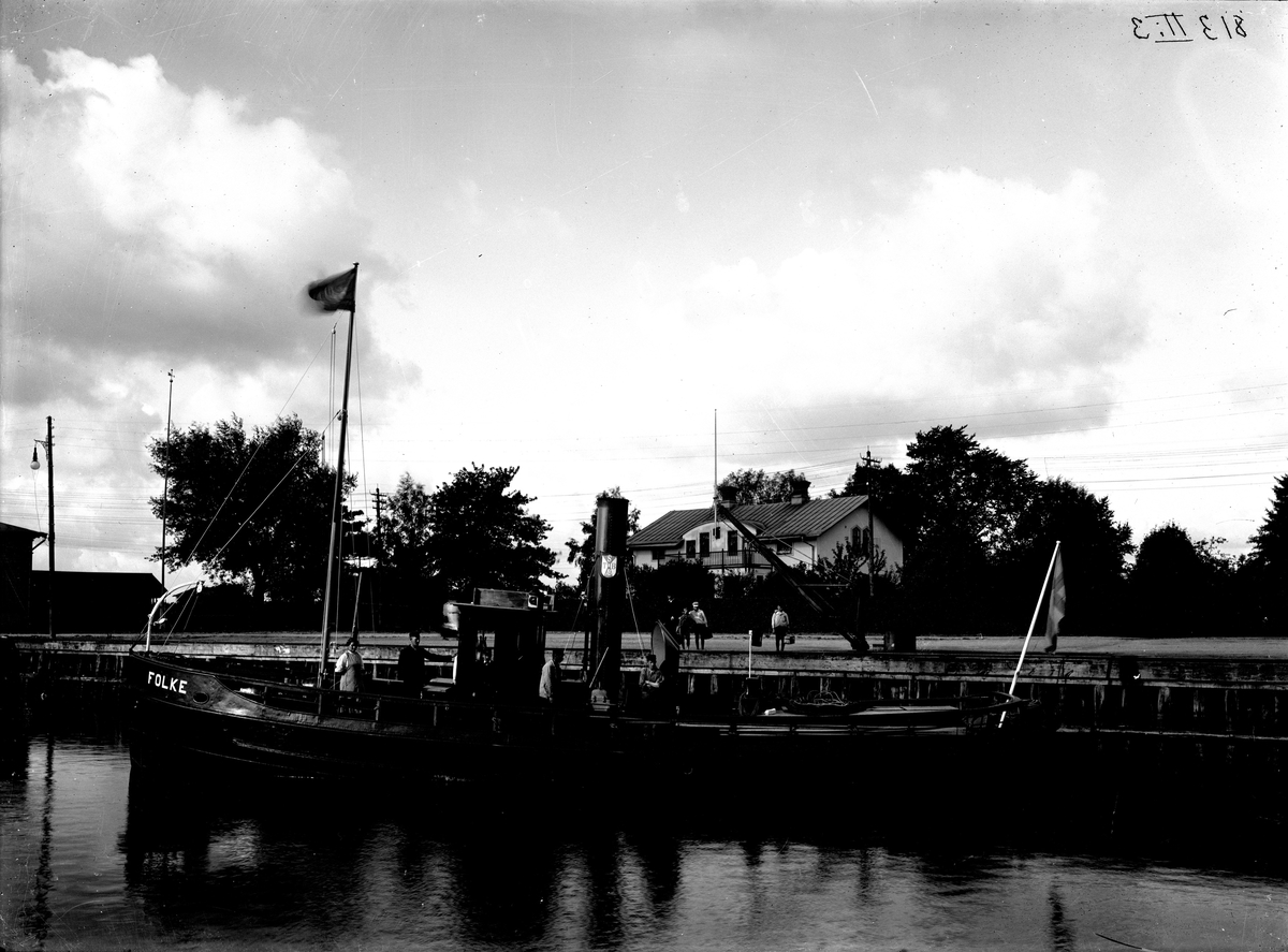 s/s Folke, båt i Köpings inre hamn.