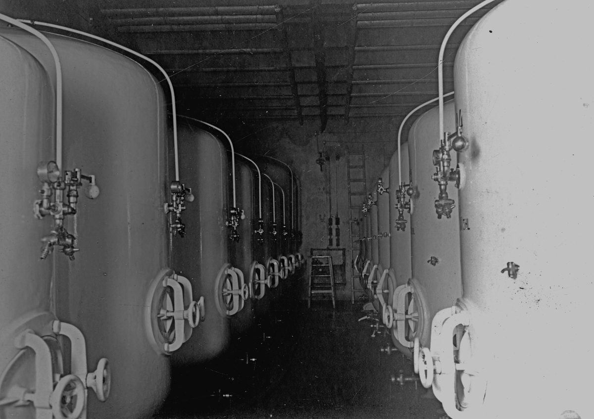 Cisterner på bryggeriet. Givare H Bergendahl.