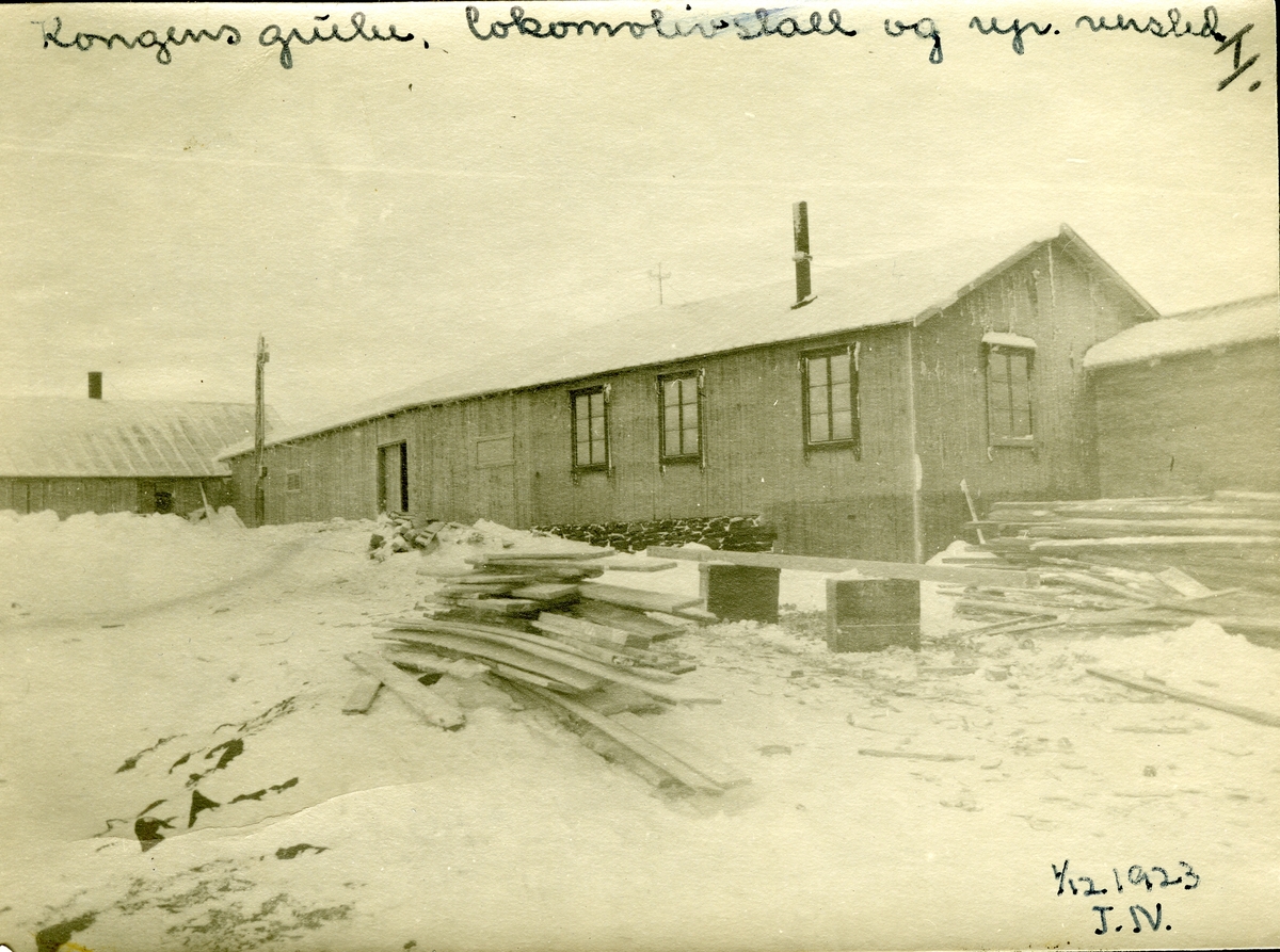 Lokomotivstall og reparasjonsverksted ved Kongens gruve, Røros 1923. Til venstre smie. Gruvenedgangen er åpen dør på langveggen på huset midt på bildet. Til høyre sees den overbygde gruvebanen (lokomotivbanen) som går til skeidehuset.