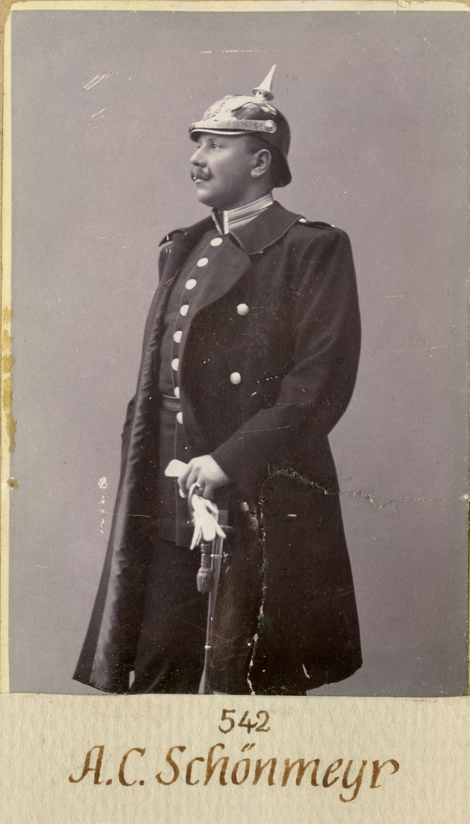 Porträtt av Alfred Schönmeyr, löjtnant vid Göta livgarde I 2 och sedemera överstelöjtnant i chilenska armén.

Se även bild AMA.0001633.