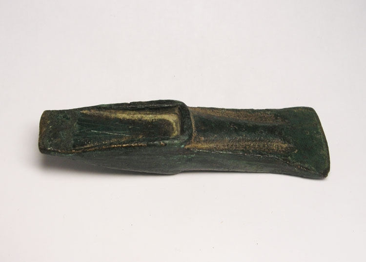Avsatsyxa av brons, period II.