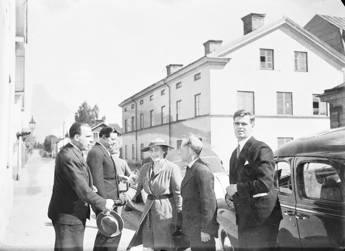 Utländska pressmän besöker Ahlgrens Tekniska Fabrik på Brynäs. Till vänster står direktör Bengt Ahlgren. Juni 1939



