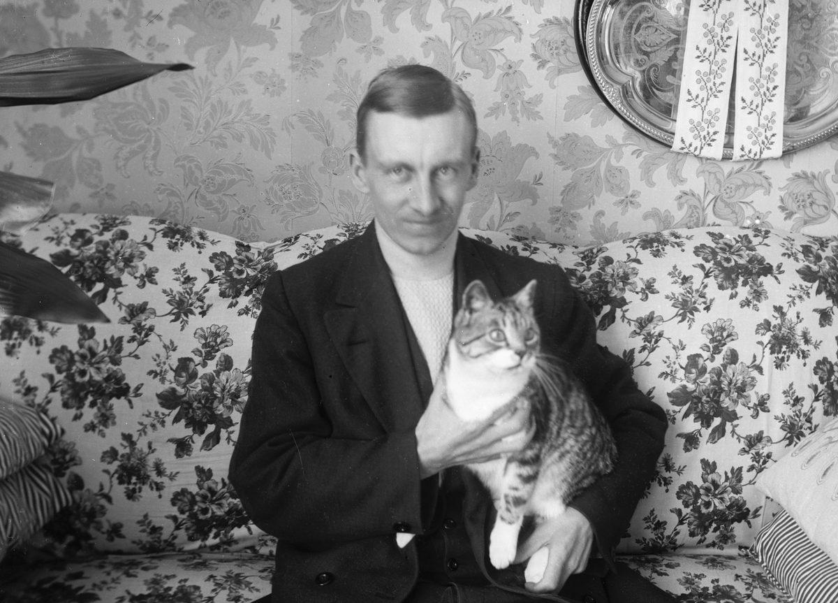 Man med katt. Tidsomfånget är 1900 - 1940