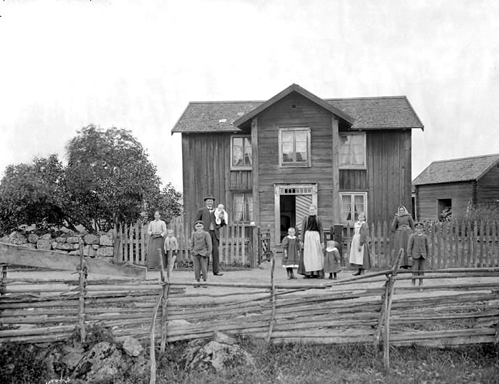 Byggmästare Linder med familj framför sitt hus i Heda. 1900.