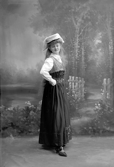 Gertrud Nilsson fotograferad i ateljé 1909.