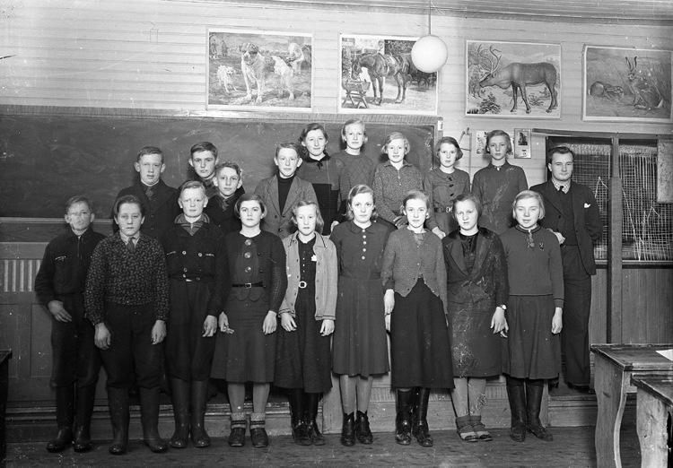 Fortsättningsskola, Vederslöv 1939 (?). 
Foto av en skolklass med lärare i ett klassrum.