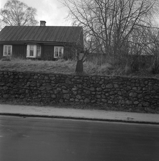 Foto av milsten av järn, i stenmur. Röse saknas.
Text: " 1/2 MIL."
Ca 250 m S om järnvägsövergång i Strömsnäsbruk, på stenbank, 
omedelbart V om gatan, mitt emot apotek. 
Vägen Markaryd-Ljungby. 
Källa: Kronobergs läns väginventering 1943.