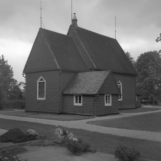 Tutaryds kyrka och kyrkogård.