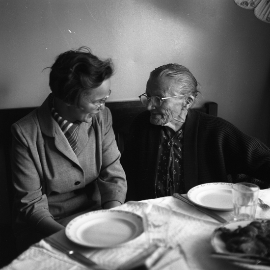 Holmseryd, Göteryd. Fru Vendla Johansson och fru Gertrud Sundvik vid inspelning av låtar. 1957.