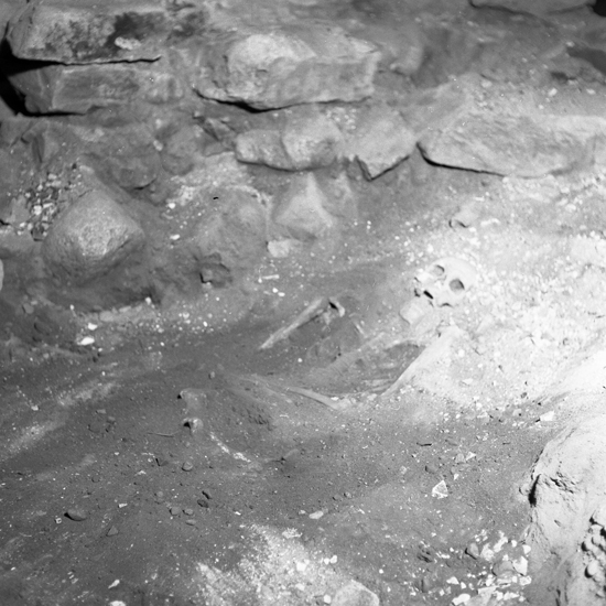 Växjö domkyrka, restaurering 1957. L2: skelett omedelbart nordost om pelaren s2, från NÖ.