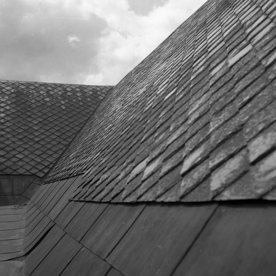 Växjö domkyrka, restaurering 1957. Nedplockning av taket. Taktäckning med skiffer.
