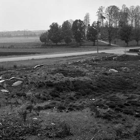 Hamneda. Gravfält vid prästgården, RAÄ 41:1, i bakgrunden grav nr. 43 från NO. 1969