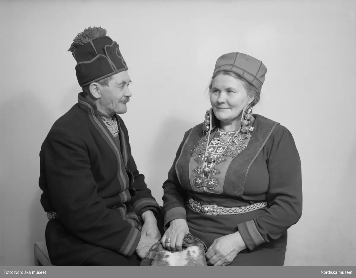Paret Torkel och Maria Larsson från Mittådalens sameby i Härjedalen, sittande iklädda samisk dräkt. De var under många år aktörer i Skansesns sameviste.
