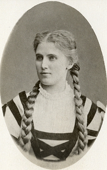 Rollporträtt av Christina Nilsson. Hon bär en randig klänning och långa flätor.

Margareta i Faust. (AB).