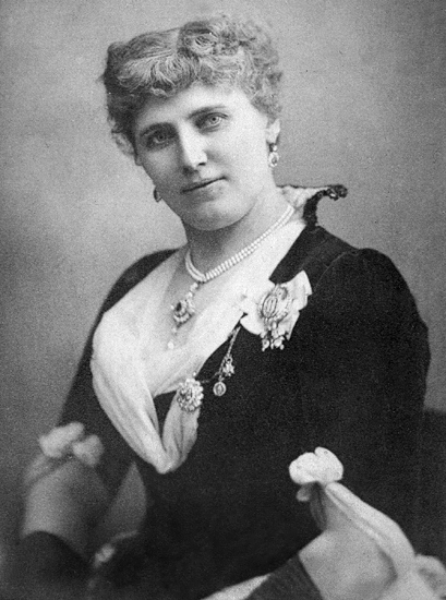 Porträttfoto av Christina Nilsson. Hon bär klänning och halsband samt de tsarsmycken (smaragder) hon fick i Ryssland.
(AB).