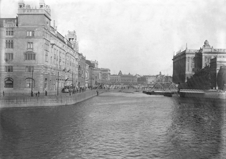 Vy över det nybyggda Rosenbad, med likaledes nybyggda Riksdagshuset till höger.