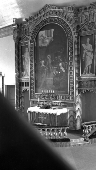 Närbild på altarrundeln och altarbordet.